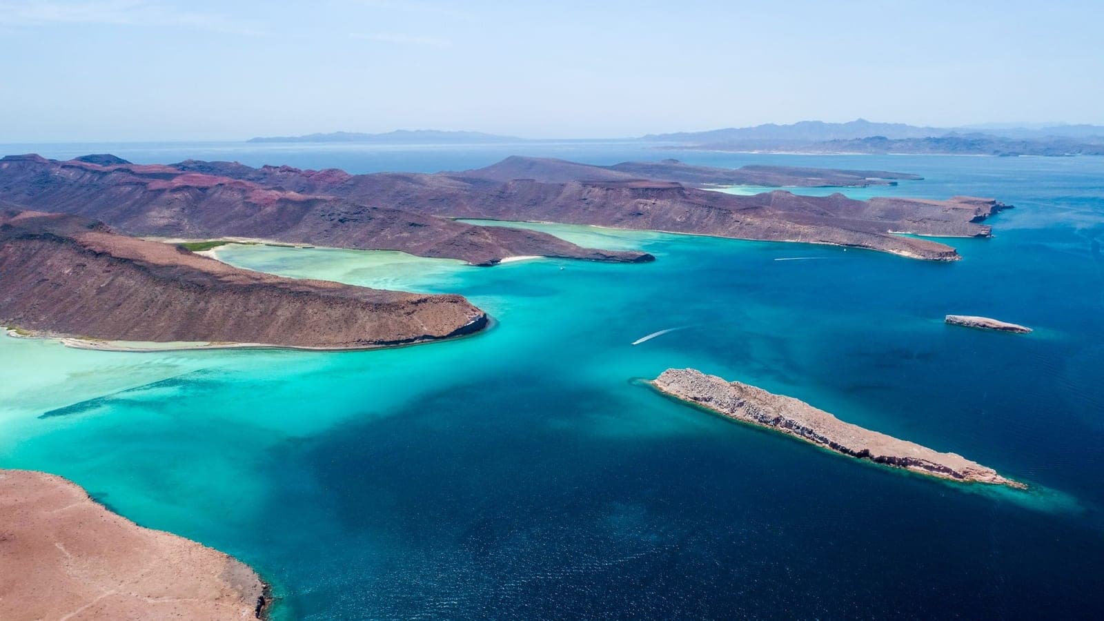 Vista aérea del Archipiélago de Espíritu Santo con agua turquesa frente a La Paz