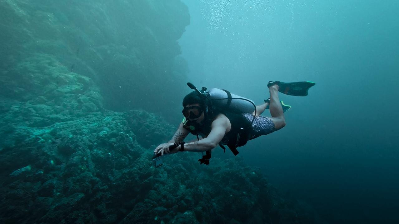 Bussejador explorant una paret rocosa a l'Illa Espíritu Santo